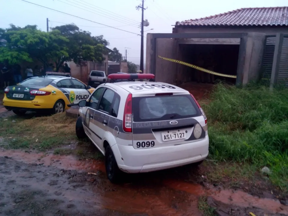 Viaturas em frente à casa onde ocorreu homicídio neste domingo (10) à noite em Apucarana - Foto: Maicon Sales - RTV Canal 38