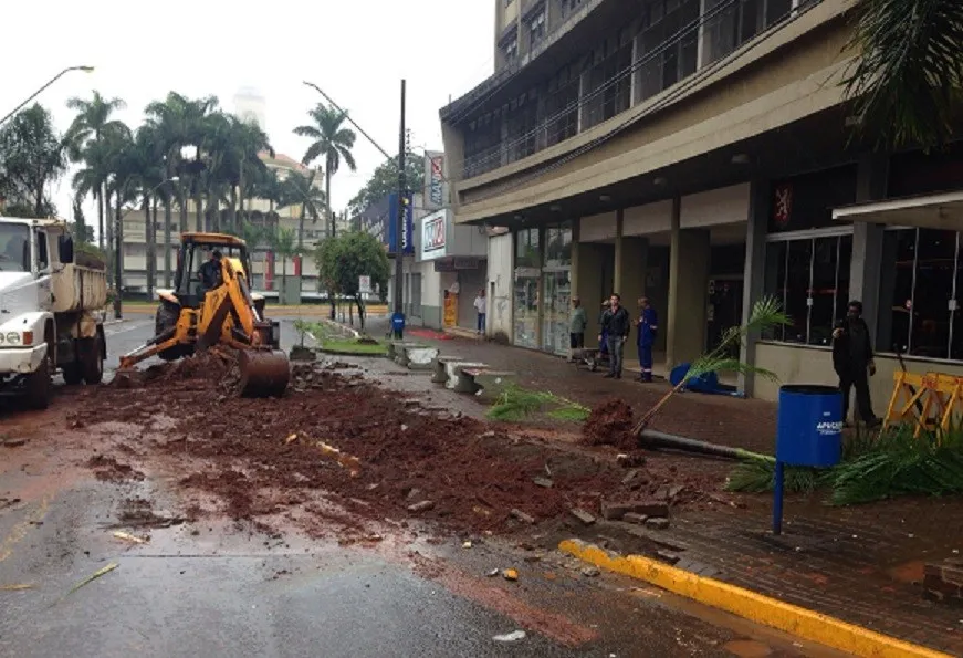 ​Prefeitura recuou o alargamento da calçada na Avenida Curitiba, em frente ao Cine Teatro Fênix e à Holandez - Foto - Val Oliveira