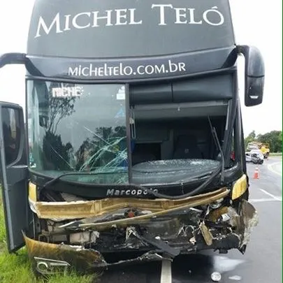 O motorista do ônibus da equipe técnica do cantor Michel Teló sofreu ferimentos leves (Foto: PRF)