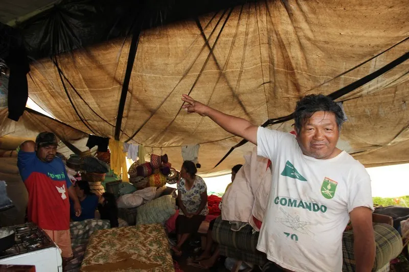 ​O índio Nivaldo Lourenço mostra precariedade da barraca de lona onde ele está alojado junto com outros 13 indígenas em Apucarana - Foto: José Luiz Mendes