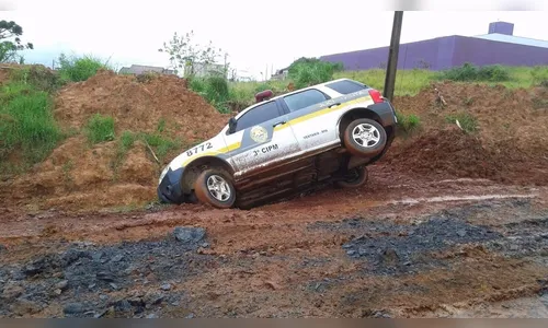 ​Viatura da Polícia Militar fica encalhada em valeta