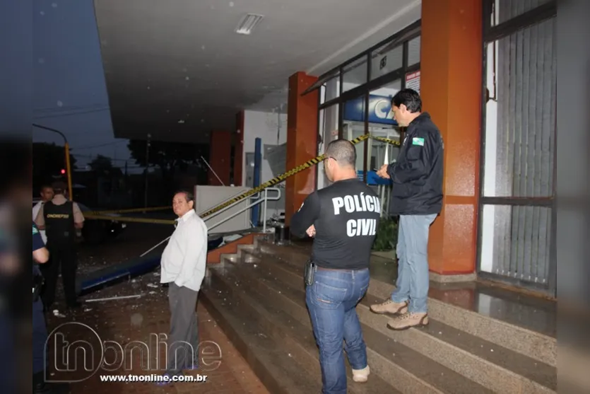 Bandidos explodem caixa eletrônico da CEF na Prefeitura de Apucarana