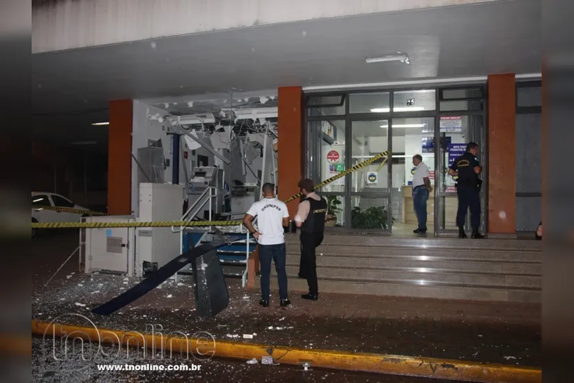 Bandidos explodem caixa eletrônico da CEF na Prefeitura de Apucarana