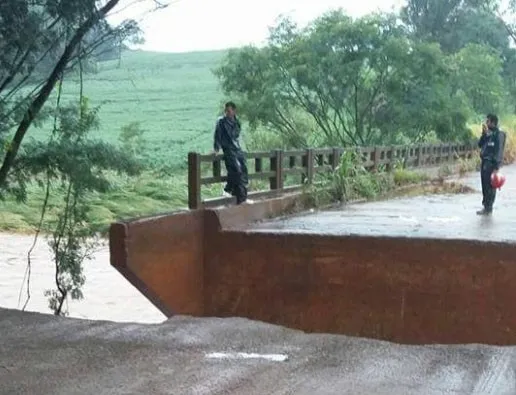 Parte da ponte sobre o Rio Bom, próximo a Apucarana, foi levada pela chuva: prejuízos podem superar R$ 500 milhões - Foto: Elen Minique/Facebook