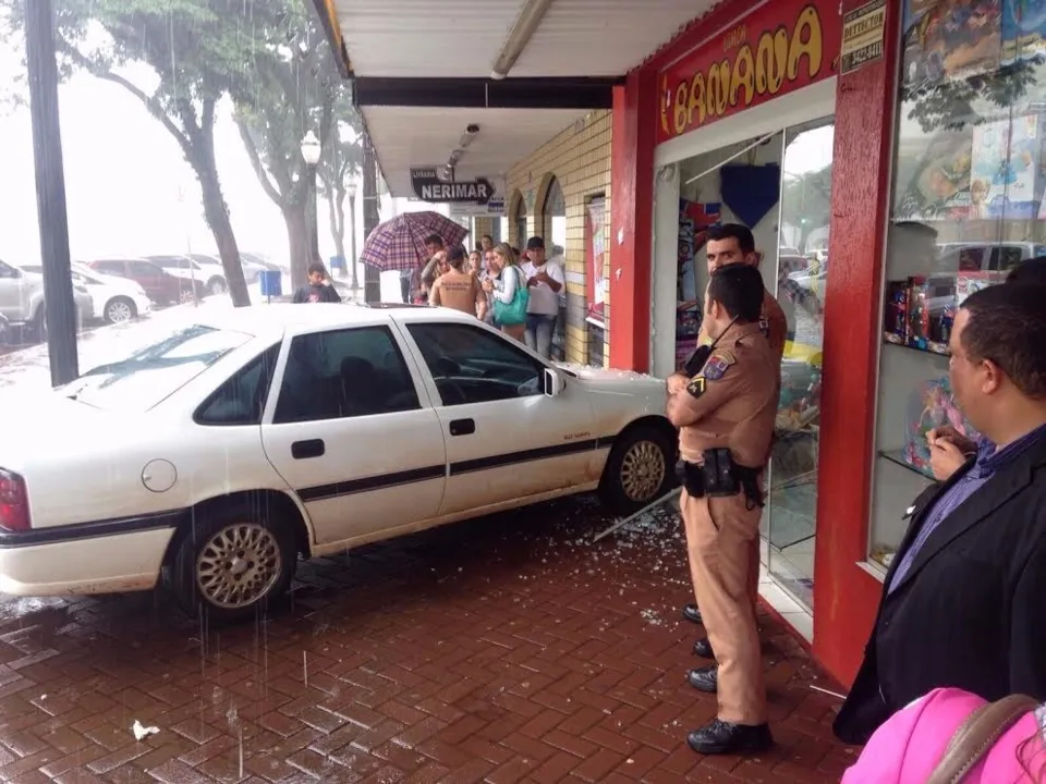 ​Menor dá partida em veículo e carro se choca com porta de loja em Apucarana - Foto:   Cleber Vieira, via WhatsApp