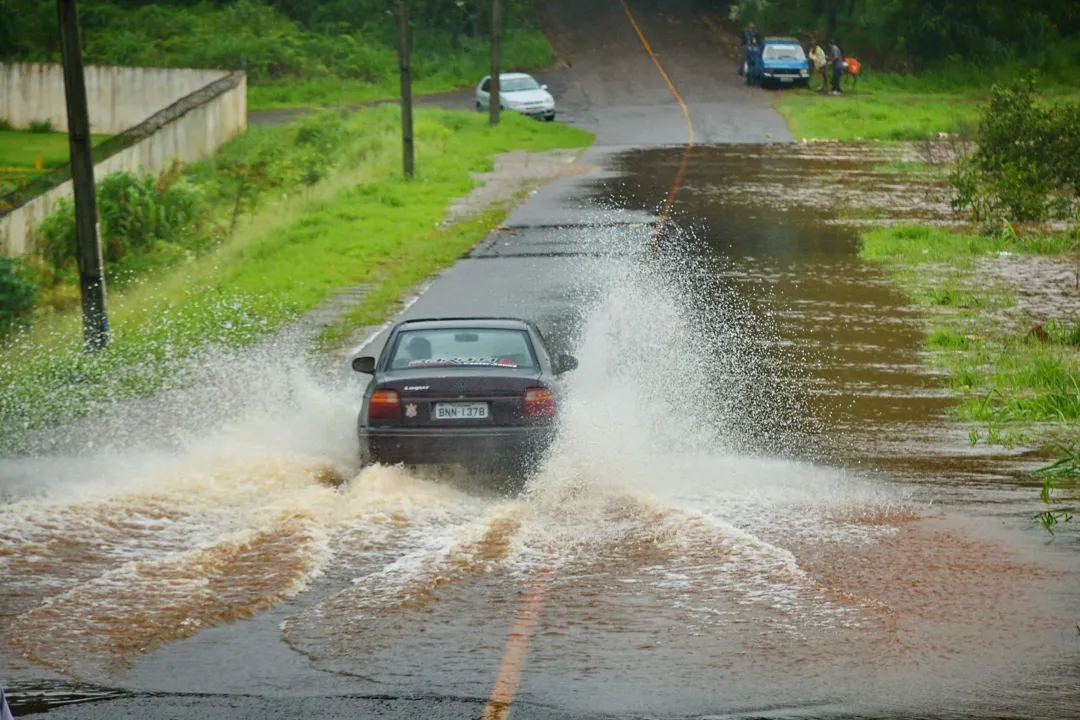 Represa transbordou em Apucarana, na região Norte do Paraná - Foto: Sérgio Rodrigo/Tribuna do Norte