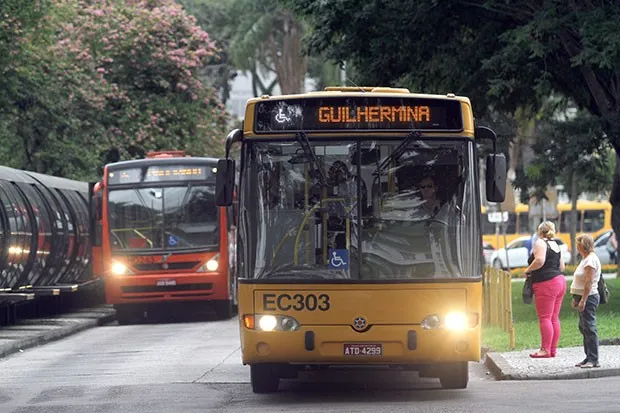 Usuários do transporte coletivo esperam por biarticulado na avenida João Gualberto, região do bairro Juvevê - Foto: Franklin Freitas - site Bem Paraná