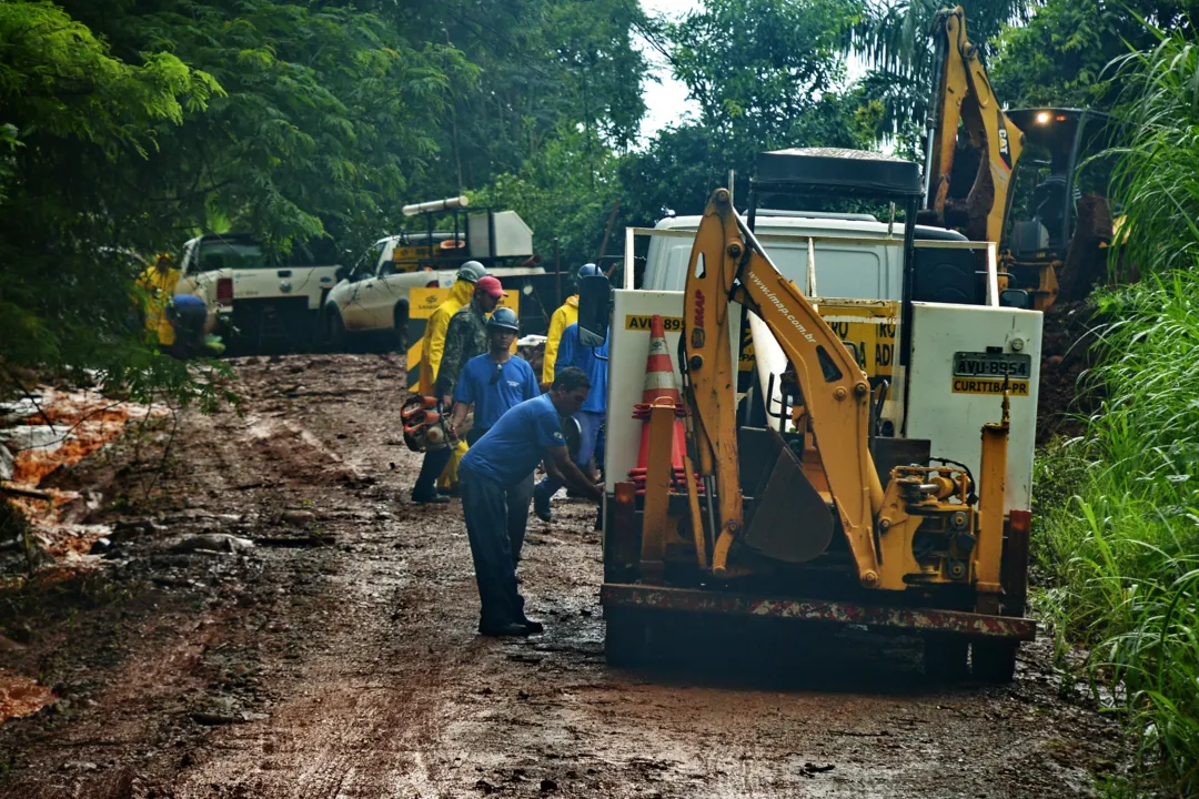 Diversas equipes realizam trabalho de campo, mas não sabem quando a captação e distribuição da água voltará ao normal em Apucarana - Foto: Sérgio Rodrigo/Tribuna do Norte