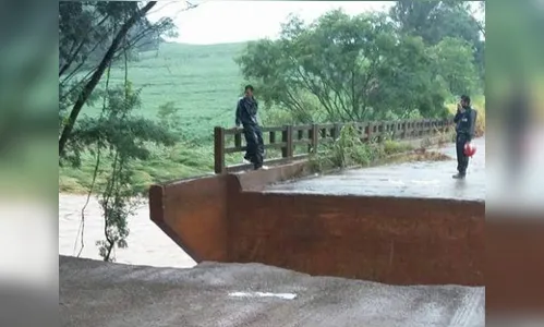 Parte de ponte sobre o Rio Bom é levada pela água