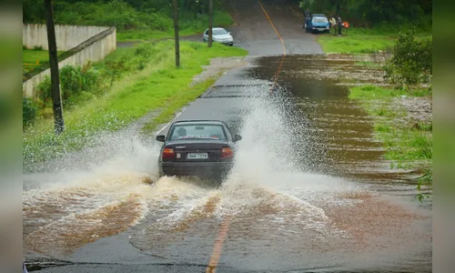 Chuvas interditam 18 estradas no PR e dificultam transporte no interior