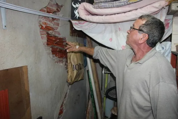Pedreiro Francisco Batista Filho, 56 anos, mostra rachadura em casa (Foto: Sérgio Rodrigo)