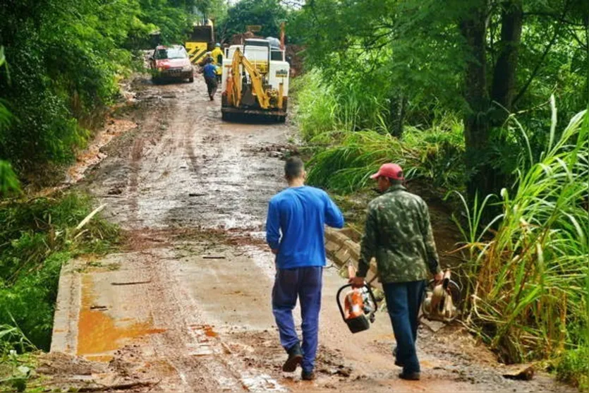  Em decorrëncia de uma obra de reparação da adutora do Sistema Caviúna, o trânsito está fechado na Estrada do Barreir | Foto: Sérgio Rodrigo 