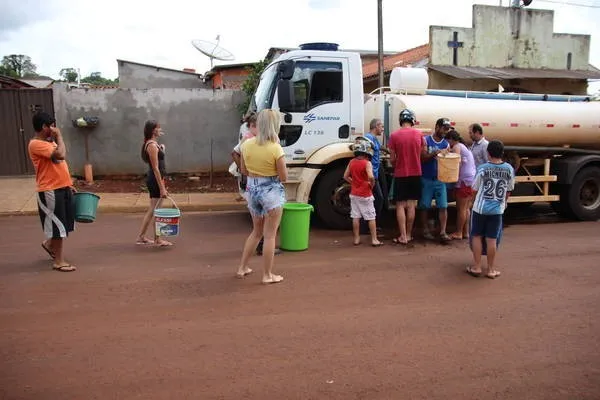 caminhões-pipa estão fazendo o trabalho de abastecimento emergencial, priorizando postos de saúde, creches e hospitais, além de fornecer água potável para a população - Foto: TNONLINE