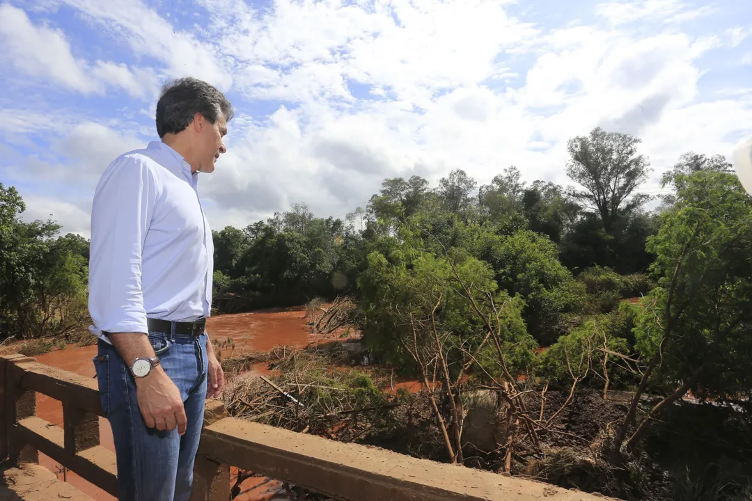 O governador Beto Richa acompanha o trabalho de apoio do estado às prefeituras no atendimento às pessoas afetadas pelas chuvas, em Londrina e Rolândia, no Norte do Estado - Foto: Arnaldo Alves/AEN