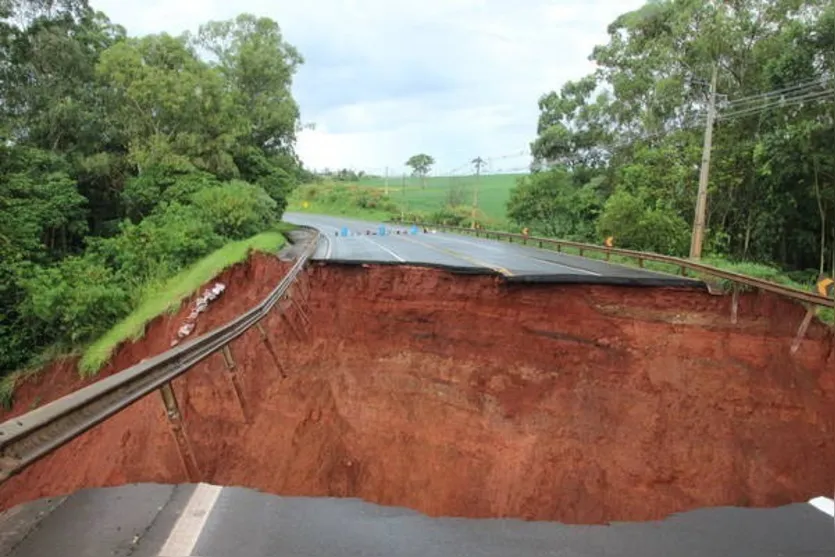  Cratera na PR-444 em Arapongas: estragos causados pelas chuvas provocam transtornos (Foto: José Luís Mendes/TNOnline) 