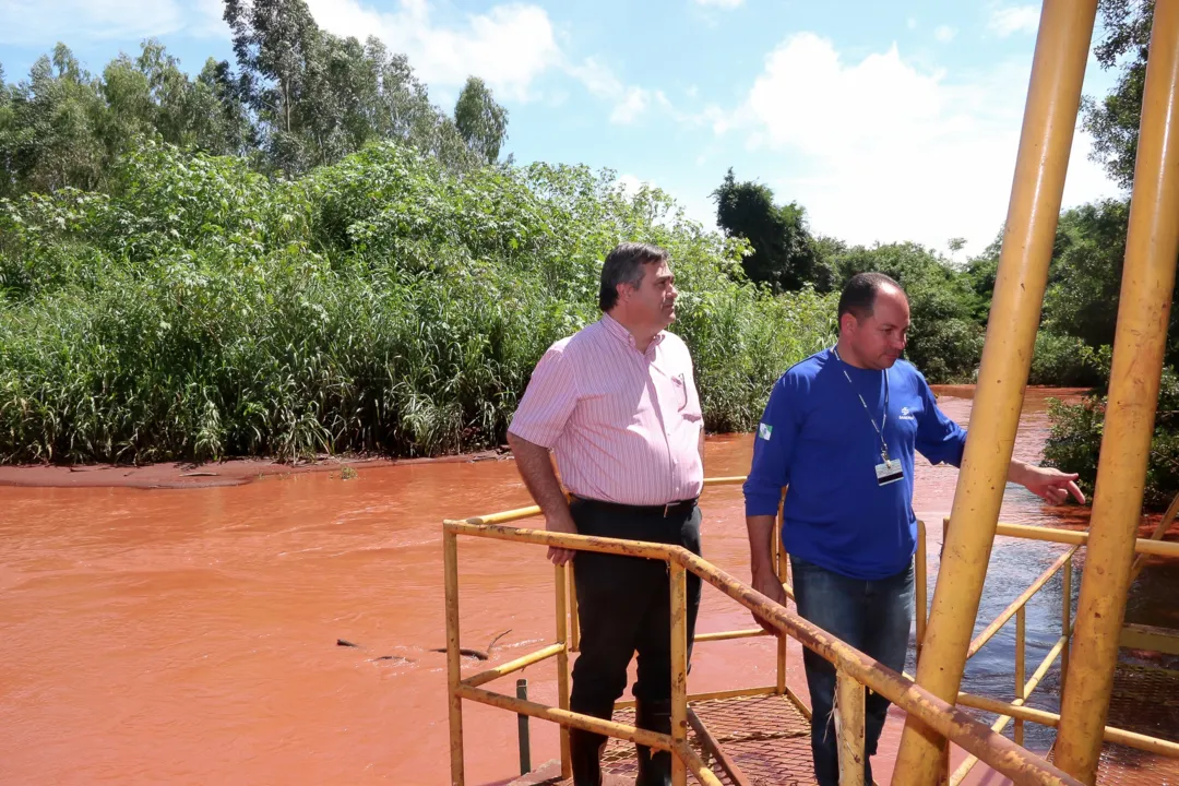 Prefeito Beto Preto vistoriou ontem a estação de captação ao lado do gerente da Sanepar, Luiz Carlos Jacovassi (Foto: Divulgação/Prefeitura)