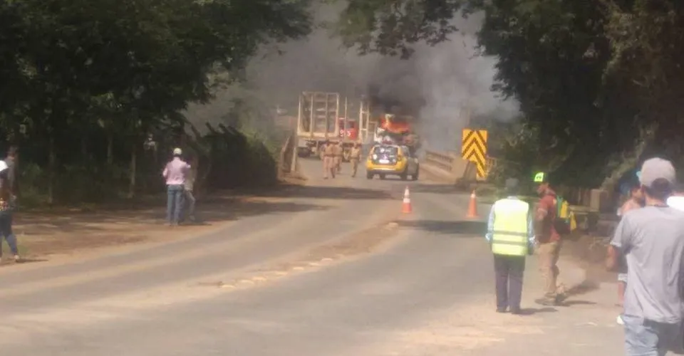 ​Quatro bandidos atearam fogo em uma carreta e bloquearam a rodovia PR-160 - Foto:Jornal da Manhã
