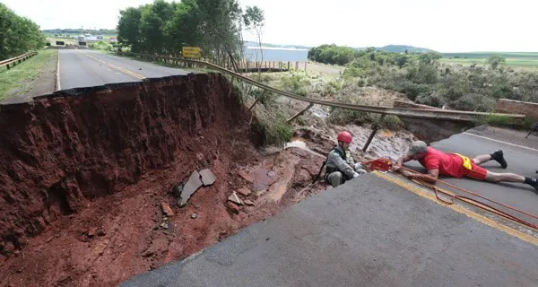 PR 317, entre Iguaraçu e Maringá segue interditada (Foto: AEN)