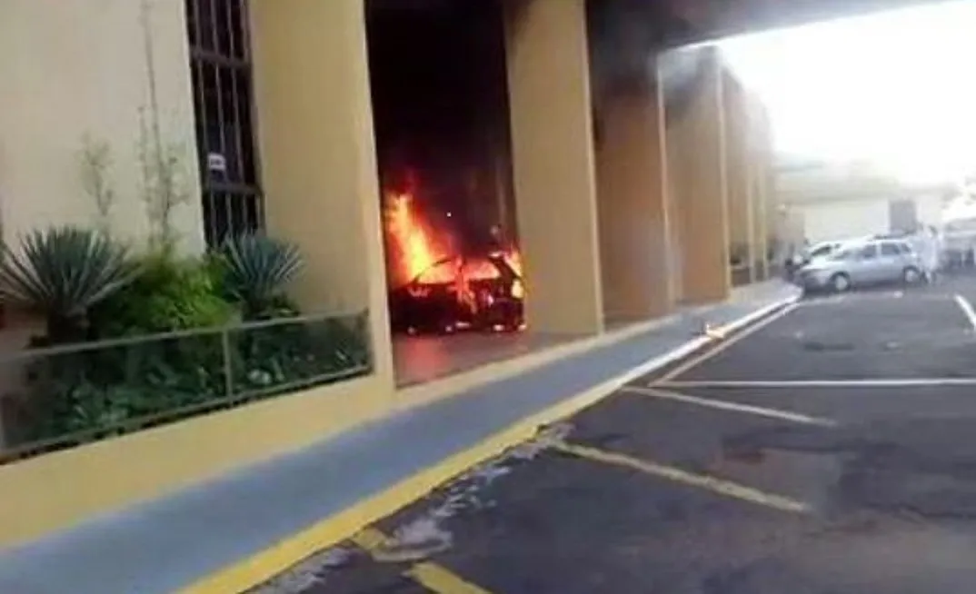 Veículo foi totalmente destruído pelas chamas em frente ao Santuário São José, no momento da missa - Foto: RTV Canal 38