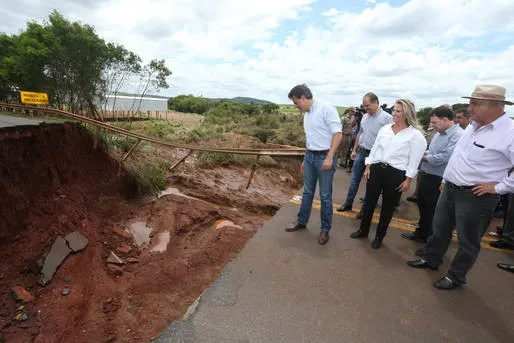 No Noroeste do PR, governador Beto Richa foi a local onde houve deslizamento e interdição de estrada  - Foto: AEN