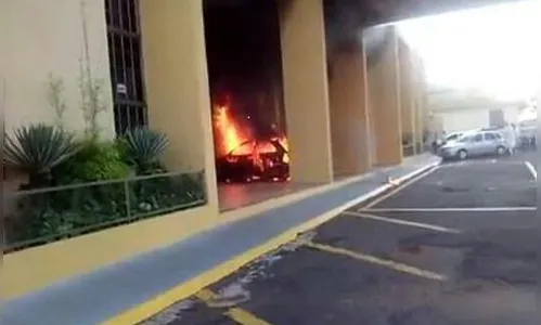 ​Motorista desce após carro bater em porta de igreja, ateia fogo no veículo e foge a pé