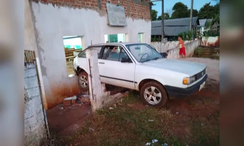 ​Carro invade igreja evangélica no Paraná