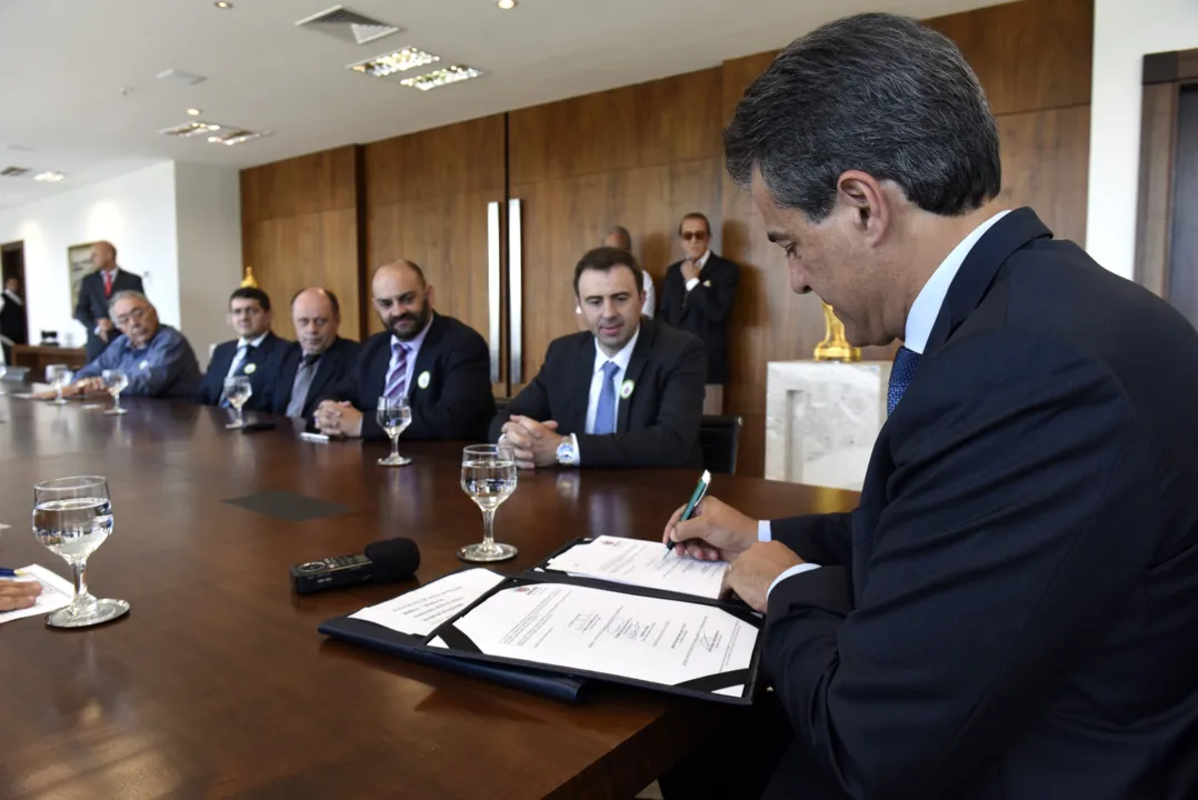 Governador Beto Richa, acompanhado pelo secretário da Fazenda, Mauro Ricardo Costa, secretário do Planejamento e Coordenação-Geral em exercício, Marlos Almeida, prefeito de Marialva, Edigar Silvestri, diretor presidente da BSBios, Erasmo Carlos Battistella, diretor administrativo-finaceiro da BSBios, Eduardo Kisek, diretor industrial da BSBios, Ezio Slongo e demais autoridades, assina protocolo de intenções para ampliação da planta industrial da BSBios em Marialva, região norte-central do Paraná.Curitiba - Foto: Ricardo Almeida / ANPr