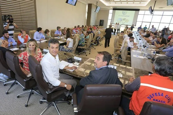 Governador Beto Richa se reuniu ontem com prefeitos da região noroeste | Foto: AEN