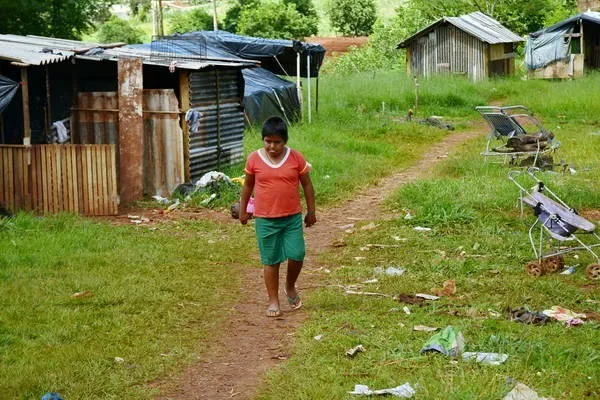 Indiozinho em acampamento no Parque do Japira: situação difícil - Foto: Sérgio Rodrigo