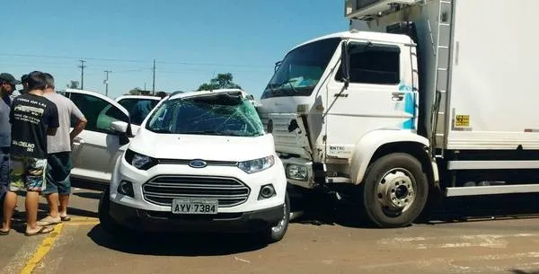 Colisão envolveu um Ford EcoSport e um caminhão Volkswagen (Foto: Whatsapp Tribuna)