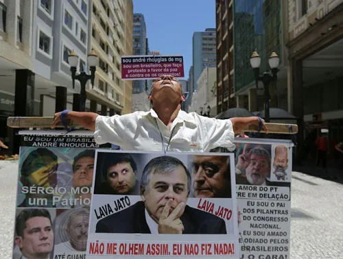 ​Há três dias, o empresário mineiro André Rhouglas, 54 anos, protesta amarrado em uma cruz - Foto:  Giuliano Gomes - paranaonline