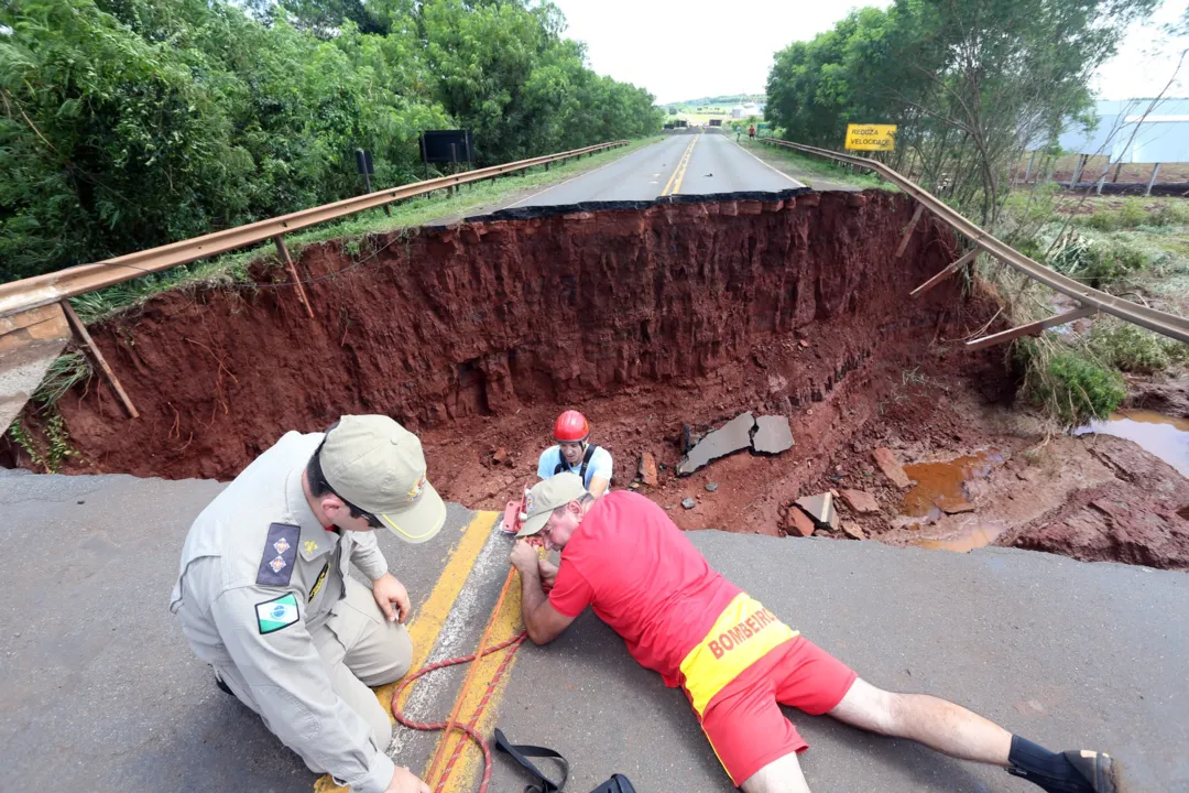 A recuperação de rodovias, estradas rurais e pontes é a principal demanda dos municípios afetados pelas chuvas -  AEN