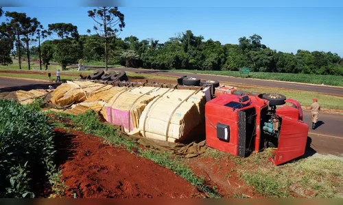 ​Caminhão carregado com compensado tomba em Ivaiporã