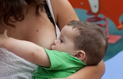 Cientistas estão investigando às propriedades antibacterianas do leite materno Foto: Getty Images