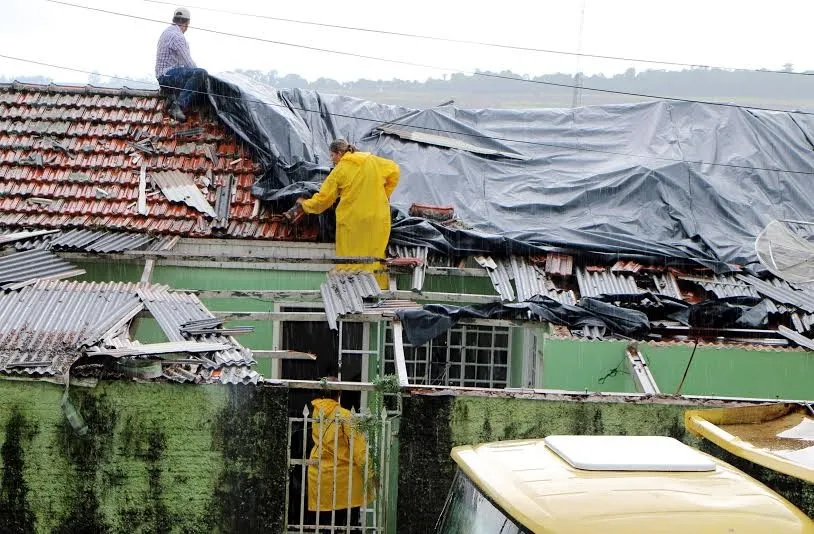 Chuva destelhou cerca de 30 residências em Apucarana - Foto - Profeta - assessoria de imprensa