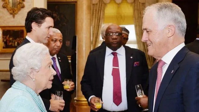 O primeiro-ministro da Austrália, Malcolm Turnbull, encontra a rainha Elizabeth II pela primeira vez, em novembro de 2015. Fonte: bbc.com