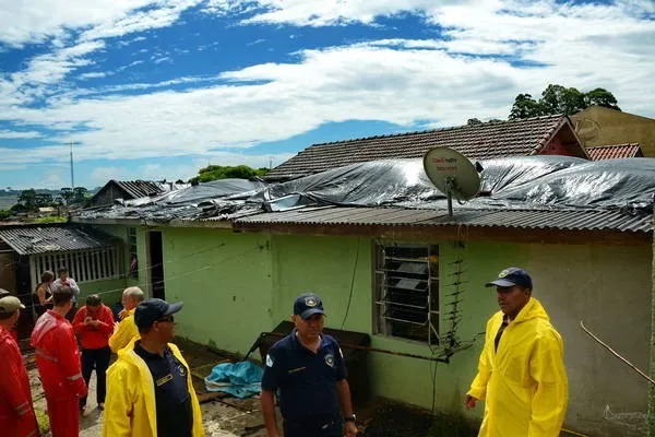 Cerca de 30 casas foram danificadas ontem à tarde no Núcleo (Foto: Sérgio Rodrigo)