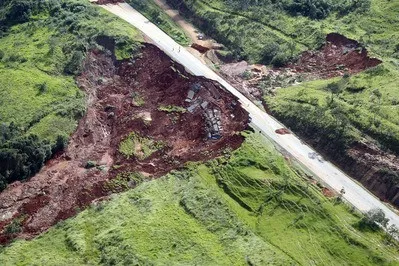 Rodovia danificada pela chuva no Paraná: estragos ocorreram em todo o Estado - Foto: Defesa Civil