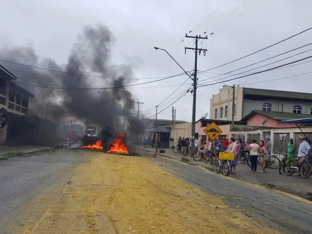 Moradores queimaram pneus em protesto contra o aumento de casos de pessoas infectadas pelo vírus da dengue (Foto: Divulgação/ PRF)
