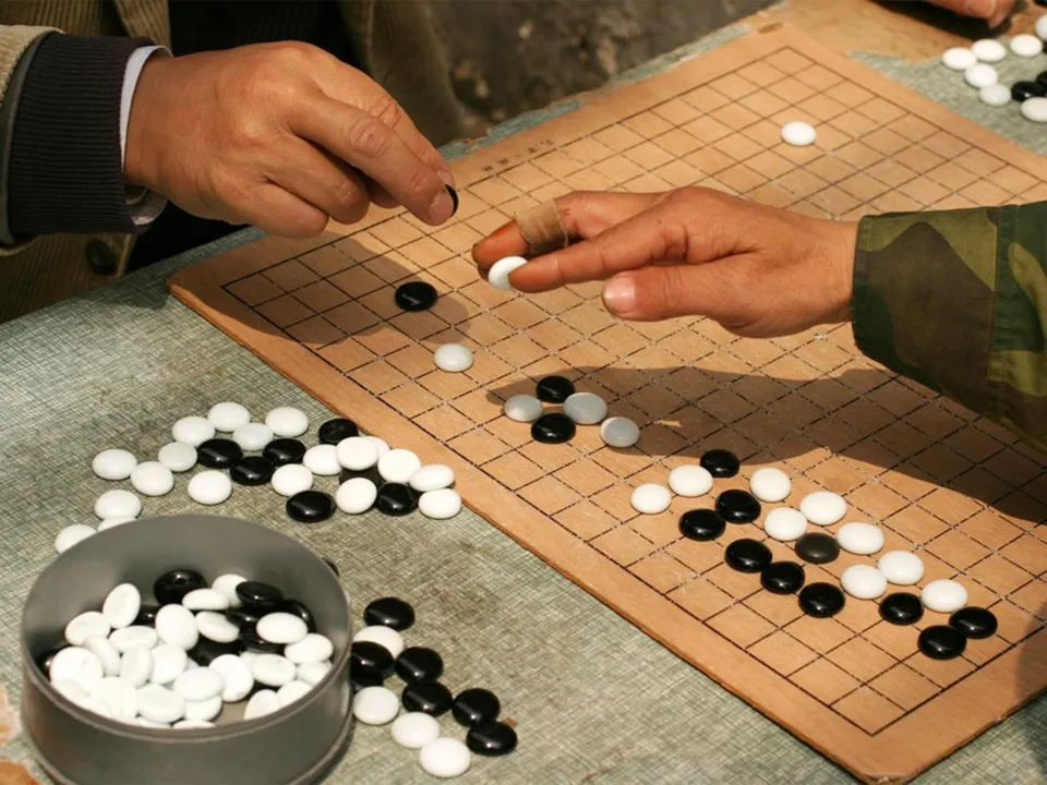 O jogo chinês Go: ainda mais complexo do que o xadrez. Fonte: independent.co.uk