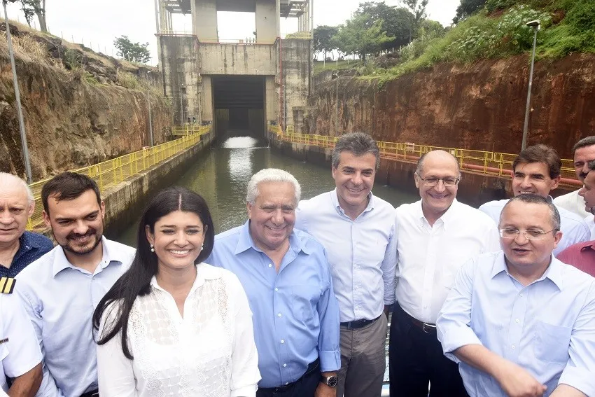 Os governadores Beto Richa (Paraná) e Geraldo Alckmin (São Paulo) participaram na quarta-feira (27) da solenidade de reabertura da hidrovia Tietê-Paraná, uma das principais vias de exportação do País, que estava desativada há 20 meses devido à seca -  Ricardo Almeida/ANPr