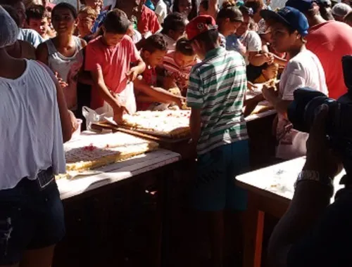Tradicional bolo de aniversário do município, desta vez com 72 metros de comprimento - Foto: Reprodução