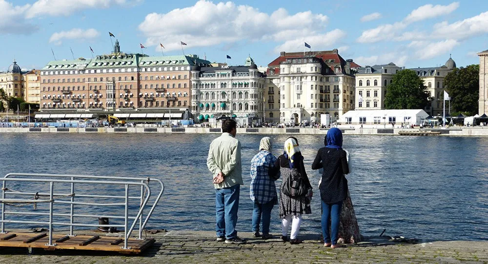 Em 2015, 163 mil pessoas pediram asilo à Suécia, país do Norte da Europa com cerca de 9,5 milhões de habitantes. Dos 58,8 mil casos analisados, as autoridades suecas aceitaram 55% dos pedidos. Fonte: br.sputniknews.com