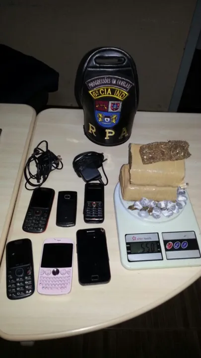 A droga e os celulares estavam dentro de uma sacola. O detido confessou que receberia R$ 50,00 (Divulgação)