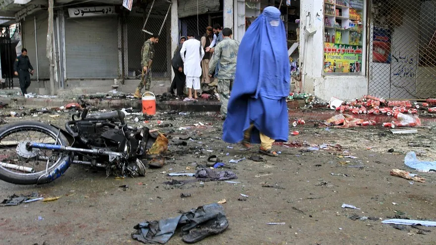 O local de um ataque suícida em Jalalabad, Afeganistão, no início deste ano que deixou 33 pessoas mortas e feriu mais de 100. (Foto: Reuters)