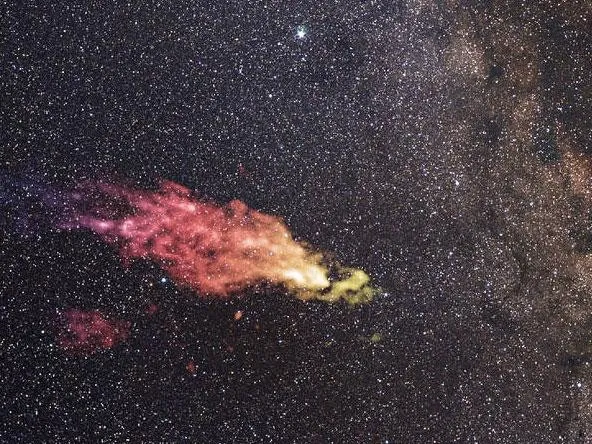 A nuvem de Smith tem cerca de 9800 anos luz de comprimento, suficiente para gerar milhões de novas estrelas na galáxia - Fonte: independent.co.uk