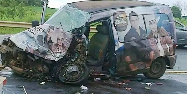 Veículo da dupla ficou destruído - Foto - reproduzida Blog do Berimbau - recebida por Whatsapp 