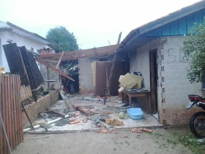 Casa destruída pela chuva no Paraná: previsão de mais temporais - Foto: Defesa Civil/Divulgação