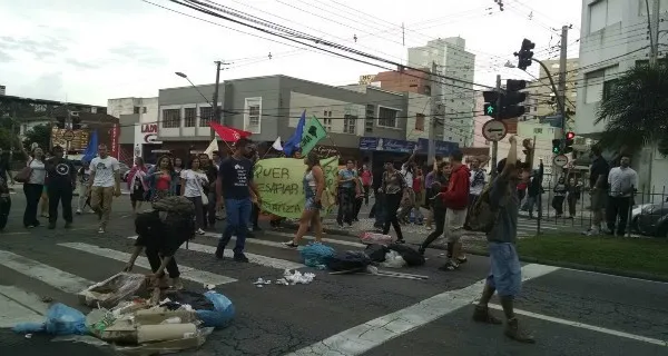 Manifestantes fecharam ruas do centro de Curitiba em novo protesto contra o aumento no valor da passagem de ônibus na Capital do Paraná - Foto: Daniela Sevieri – Banda B