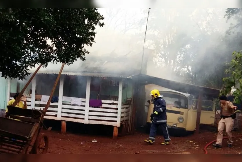  Uma Kombi que estava estacionada ao lado da residência também foi danificada (Foto/João Acir) 